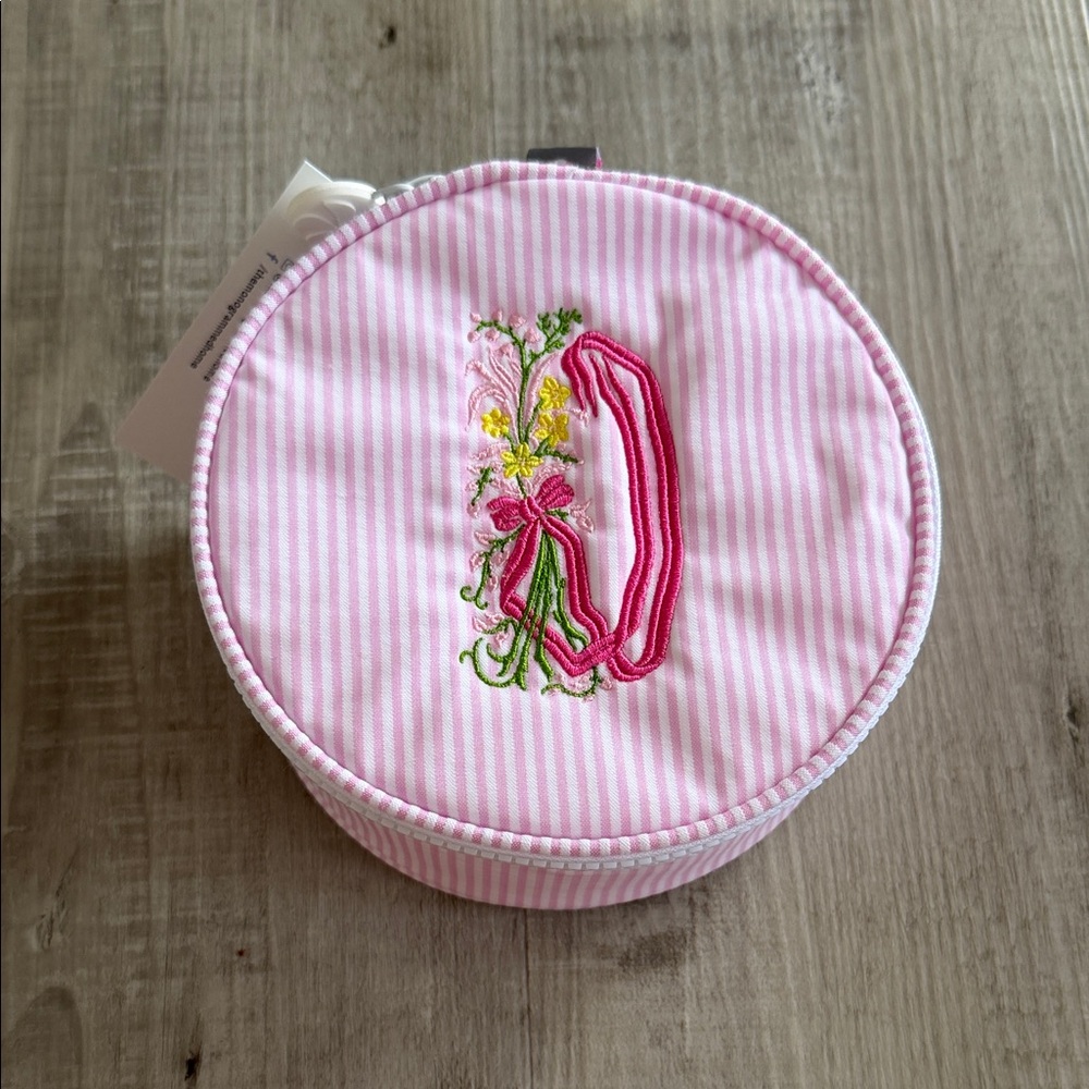 The monogrammed home small round toiletry case
